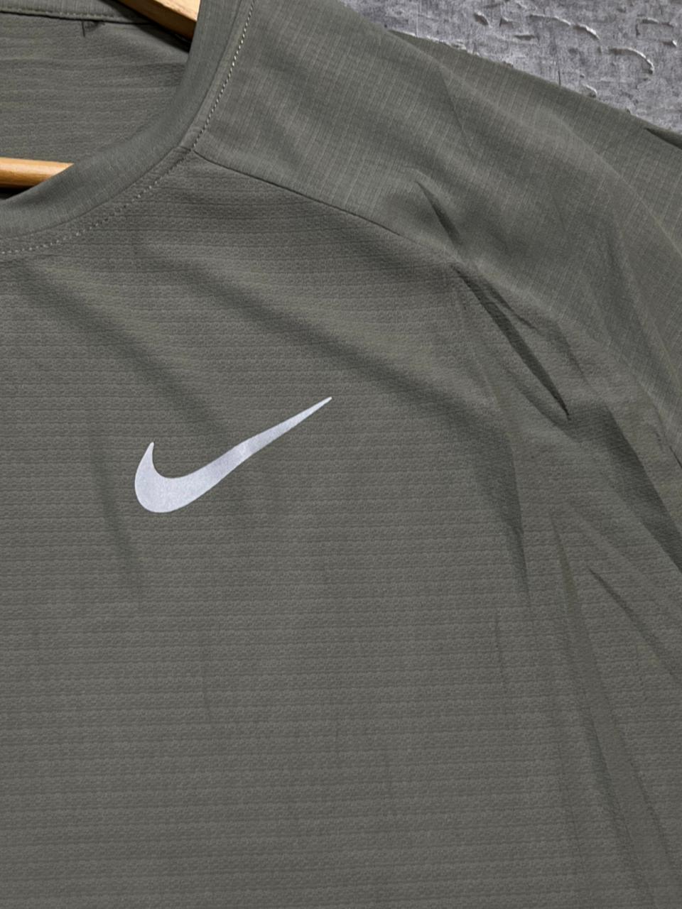 Camiseta  DriFit Nike Performance Verde Oliva