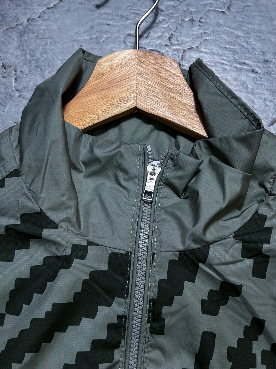 Chaqueta Rompevientos Nike Air Camuflada